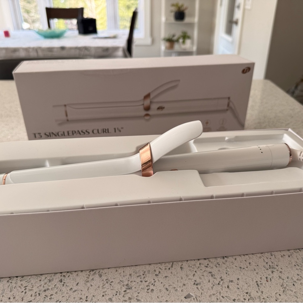T3 SinglePass Curl 1.25" Curling Iron - White and Gold